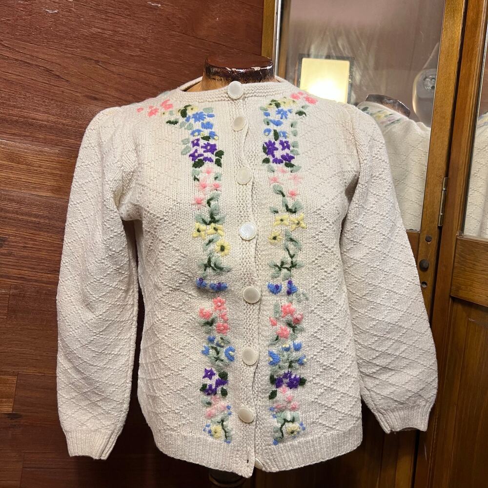 VINTAGE 50s Embroidered Wool Cardigan Size S Hand Knit Cottagecore Granny